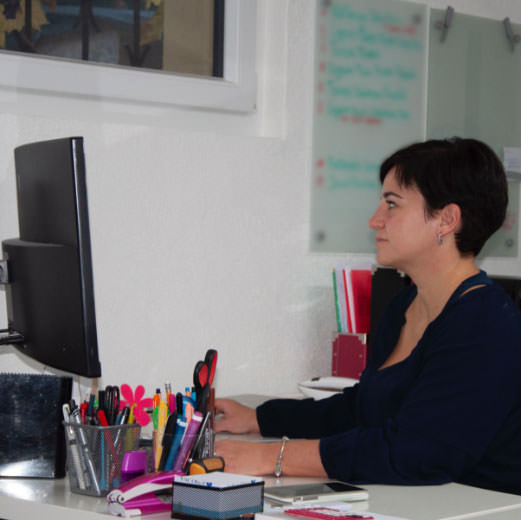 myriam à son bureau